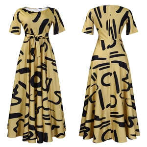 Vue détaillée d'une robe longue jaune moutarde avec motifs abstraits noirs et ceinture