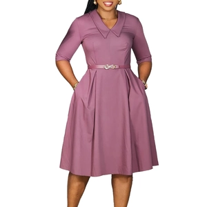Dettaglio elegante abito midi bordeaux con colletto a revers e cintura sottile