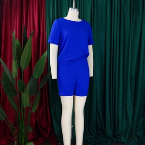 Détail de la texture de l'ensemble bleu roi haut à manches courtes et short femme