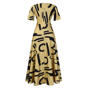 Vue arrière d'une robe longue jaune avec motifs abstraits noirs et fermeture éclair invisible