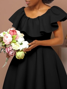 Robe de soirée noire élégante avec grand col à volants et silhouette chic évasée