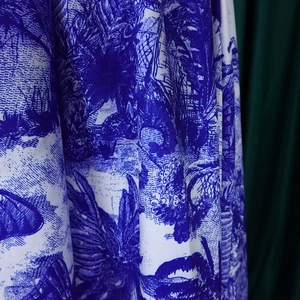 Vue macro détaillée de la texture du tissu imprimé fleuri Toile de Jouy bleu et blanc