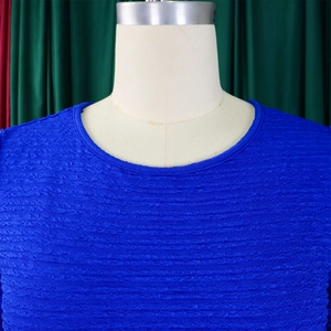 Gros plan du haut bleu à col rond avec texture plissée et tissu élastique épais