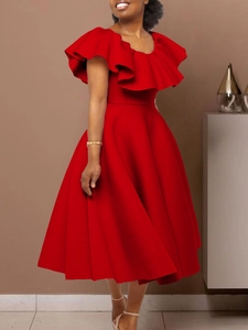 Robe rouge élégante avec grand col à volants et jupe évasée pour les soirées habillées