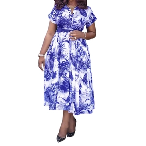Détail de la robe à imprimé tropical bleu et blanc avec ceinture mauve et boutons