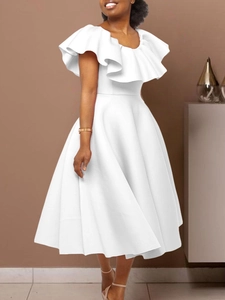 Robe midi blanche élégante sans manches avec col à volants et silhouette trapèze évasée