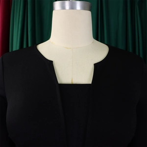 Gros plan d'une élégante robe noire à manches courtes avec une encolure ronde échancrée