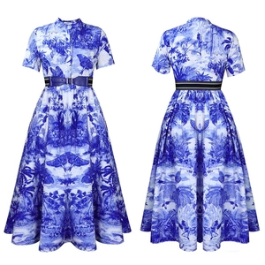 Vues avant et arrière d'une robe trapèze à imprimé floral bleu avec col montant et ceinture
