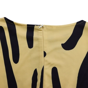 Détail de la fermeture éclair invisible sur robe jaune à imprimé animal et couture
