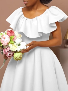 Robe blanche élégante avec col à volants et jupe évasée pour les soirées formelles
