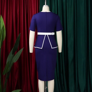 Dettaglio di un elegante abito a matita con bordo bianco a peplo e cintura sottile in vita