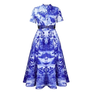 Détail de la robe trapèze avec imprimé Toile de Jouy bleu et ceinture en cuir violet