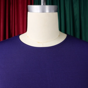 Dettaglio dello scollo rotondo con doppia cucitura di qualità sull'abito in maglia viola