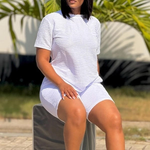 Détail d'un ensemble deux pièces blanc en tissu texturé ondulé avec haut et short d'été