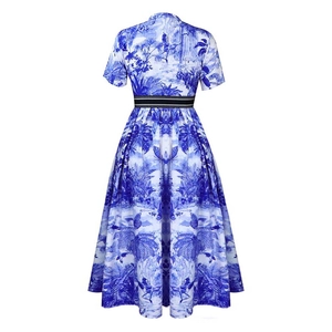 Vue arrière d'une robe midi imprimée Toile de Jouy bleu et blanc avec coupe taille haute fluide