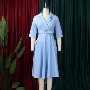 Détail d'une robe trapèze bleu clair avec col à revers, ceinture et poches latérales