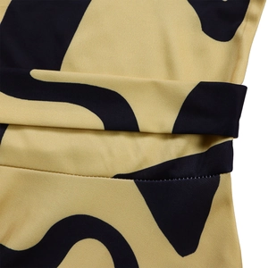 Détail de la couture de taille sur robe longue imprimé abstrait jaune et noir extensible