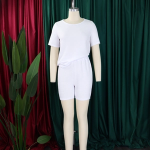 Détail de l'ensemble blanc montrant le tissu texturé du t-shirt et du short élastique