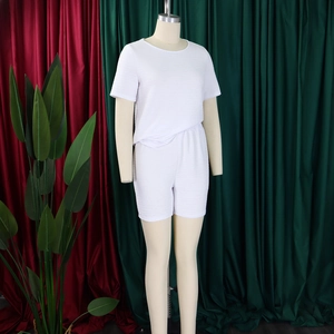 Détail d'un ensemble détente blanc deux pièces en tissu texturé avec haut à manches courtes et short