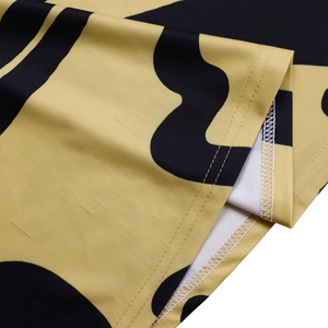 Détail du tissu tricoté avec motif de vagues jaune et noir et coutures blanches