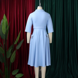 Détail de la robe trapèze bleu clair avec col à revers et poches cargo utiles