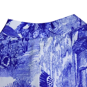 Vue macro du décolleté imprimé tropical bleu et blanc sur une robe d'été