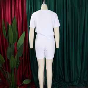 Vue arrière de l'ensemble deux pièces blanc avec short et haut en tissu gaufré