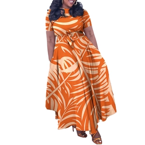 Détail de l'imprimé feuilles tropicales oranges et de la ceinture sur la robe longue