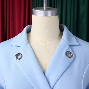 Gros plan sur robe bleu clair élégante avec col à revers et œillets métalliques décoratifs