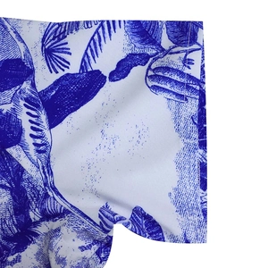 Vue détaillée de l'imprimé feuille tropicale et des coutures sur le revers de manche