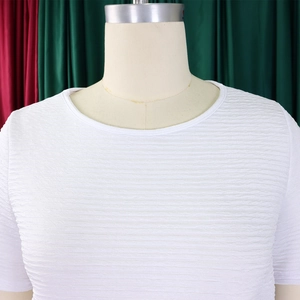 Détail du haut d'été blanc avec tissu crépon gaufré et encolure ronde classique