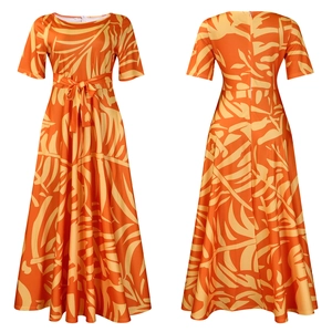 Détail de la robe à imprimé tropical avec ceinture réglable et ourlet évasé en ligne A