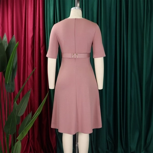 Vue détaillée du dos de la robe rose avec boutons dorés et fermeture éclair invisible