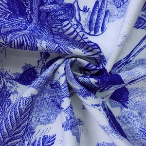 Vue macro détaillée de l'imprimé Toile de Jouy bleu sur un tissu en mousseline lisse