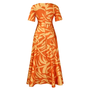 Détail de la robe fleurie orange avec taille nouée et fermeture éclair cachée au dos