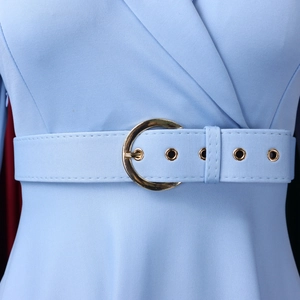 Détail de la taille d'une robe bleu clair avec ceinture assortie et boucle dorée