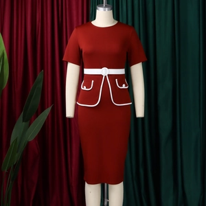 Dettaglio di un abito rosso elegante con cintura bianca e tasche decorative