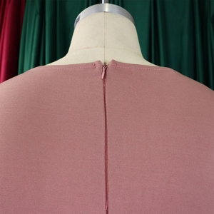 Détail de l'encolure dos avec une fermeture éclair invisible sur une robe rose poudré