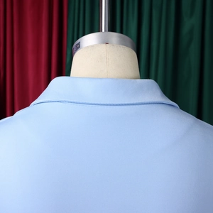 Détail de l'arrière du col d'une robe bleu clair élégante avec un col tailleur raffiné