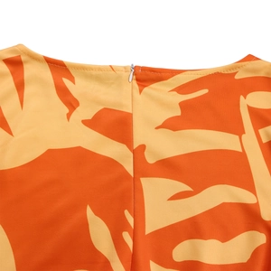 Détail de robe à imprimé feuilles tropicales avec fermeture éclair invisible au dos du col
