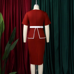 Dettaglio del retro dell'abito rosso aderente con bordo bianco e cerniera invisibile