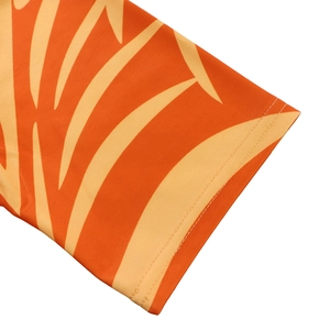Détail de la manchette à imprimé tropical avec finitions de couture haute précision