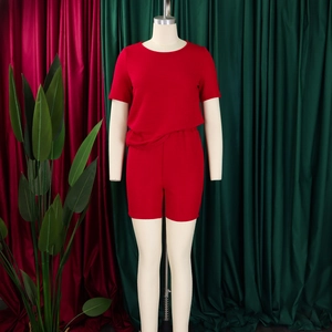 Détail de l'ensemble haut rouge à manches courtes et short taille haute en tissu gaufré