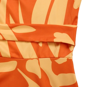 Détail de la taille avec imprimé floral tropical et coutures fines sur cette robe d'été