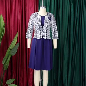 Détail d'un ensemble deux pièces avec robe violette et veste à motifs géométriques