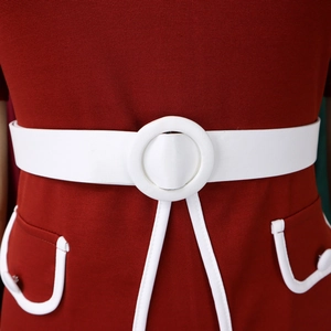 Dettaglio vita del vestito rosso con fibbia bianca grande e tasche con profili