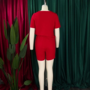 Vue détaillée de la texture côtelée rouge au dos d'un ensemble deux pièces à manches courtes