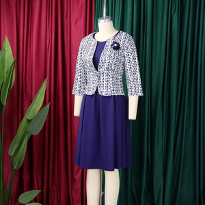 Vue détaillée de l'ensemble robe violette et cardigan à imprimé géométrique noir et blanc