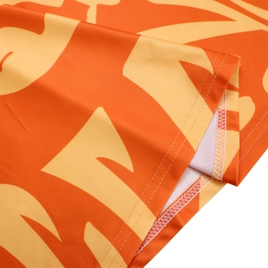 Détail de la couture à double aiguille et des bords surjetés sur l'ourlet de robe