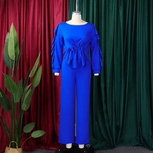 Detail eines königsblauen Outfits mit Rüschenärmeln und Tunnelzug-Taille an der Schaufensterpuppe